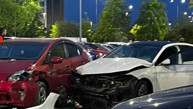 Chișinău: Accident între un taxi și un automobil, în parcarea unui mall