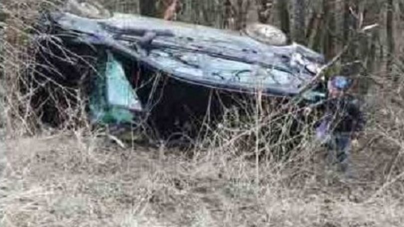 Accident la Hâncești: Un șofer s-a răsturnat cu mașina în șanț
