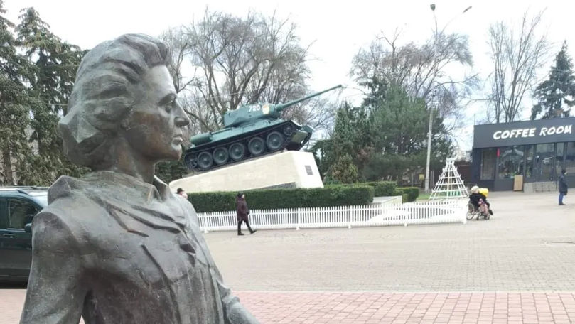 Eminescu și tancul sovietic: Noul monument al poetului a stârnit reacții