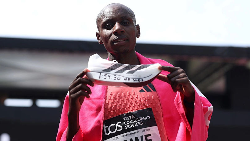 Кениец первым в истории пробежал марафон менее чем за два часа.