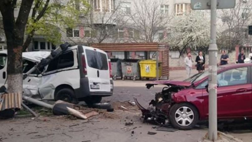 Accident în Capitală: Un șofer a trecut pe roșu. Două mașini, făcute zob