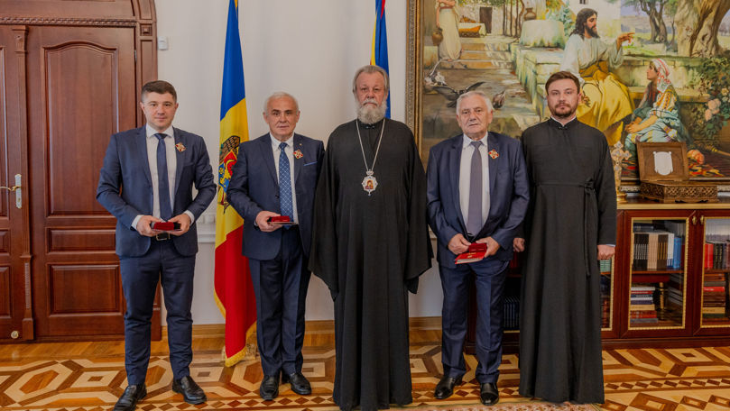 Eroi în halate albe: Trei medici, decorați de mitropolitul Vladimir