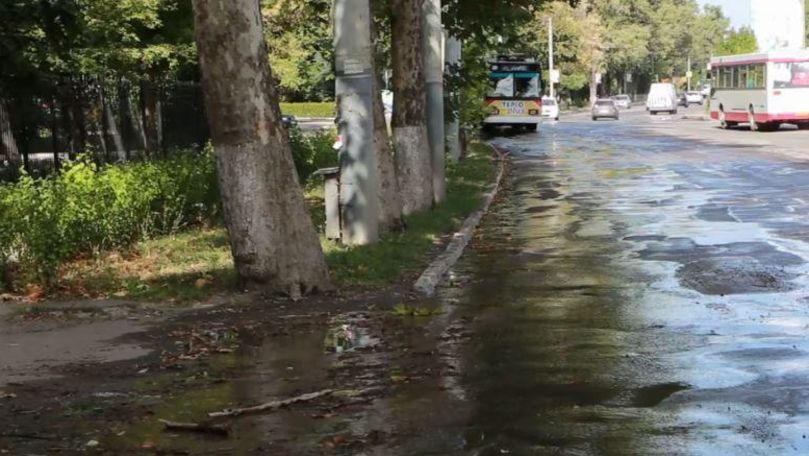 Tone de apă reziduală se scurg pe strada Decebal din Bălți