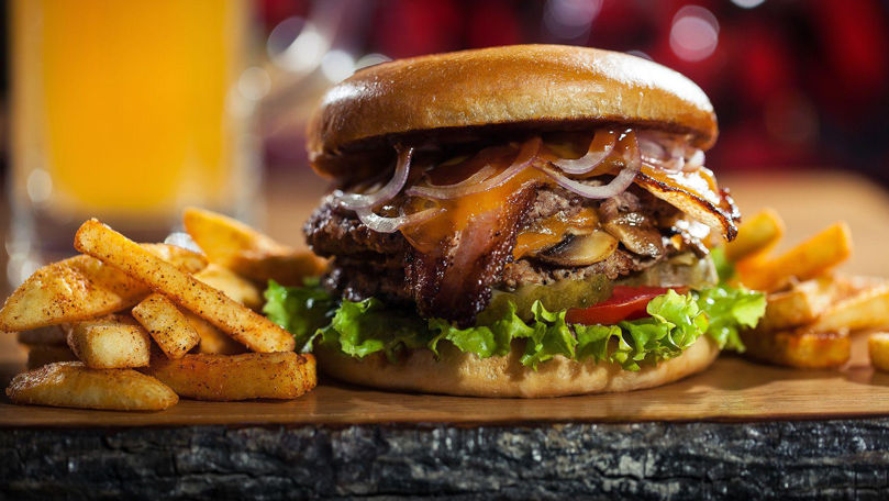 Нейробиологи обнаружили, что длительное питание жирной едой уменьшает мозг.