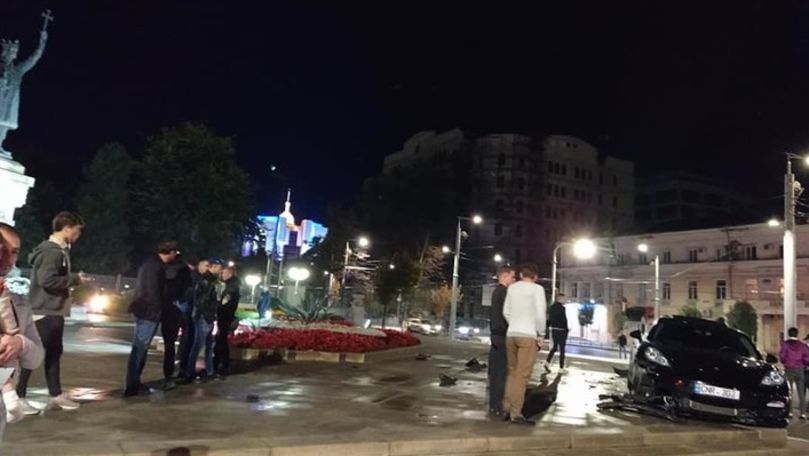 Un Porsche a aterizat lângă monumentul lui Ștefan cel Mare din Chișinău