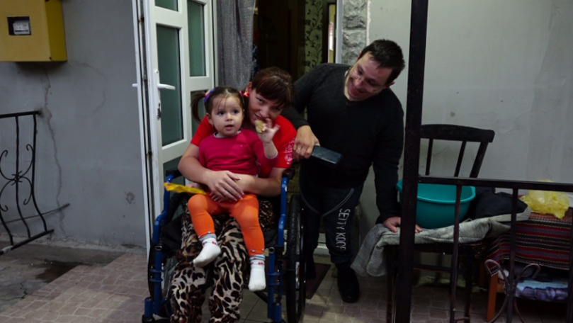 Soții din Fălești care împart același scaun cu rotile: Au doi copii