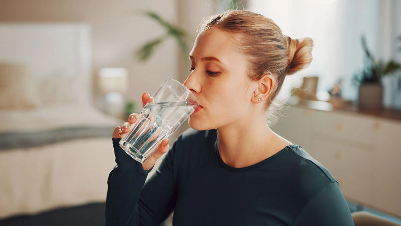 Врачи: Правило «8 стаканов воды в день» не является универсальным.