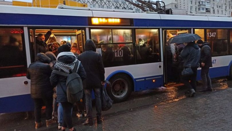 Troleibuz plin cu oameni, în plină pandemie: Cam așa luptăm cu COVID-19