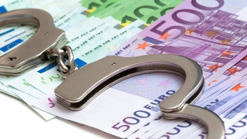 Un angajat Antidrog, judecat pentru promisiuni de 7.000 de euro
