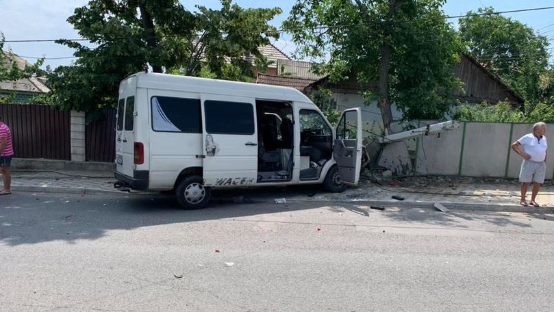 Un microbuz a intrat într-o gospodărie din Durlești doborând un stâlp