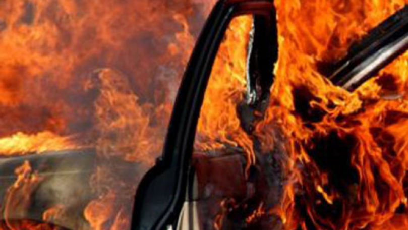Incendiu nocturn în Capitală: Un automobil a ars