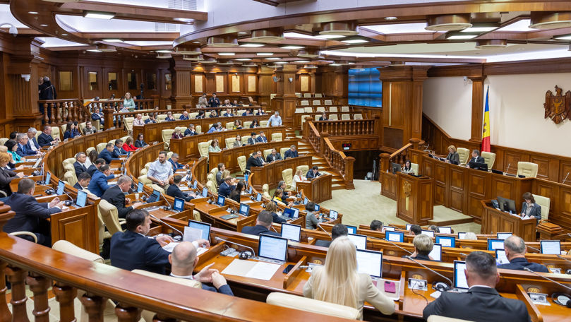 Парламент утвердил во втором чтении закон о пребывании иностранцев.