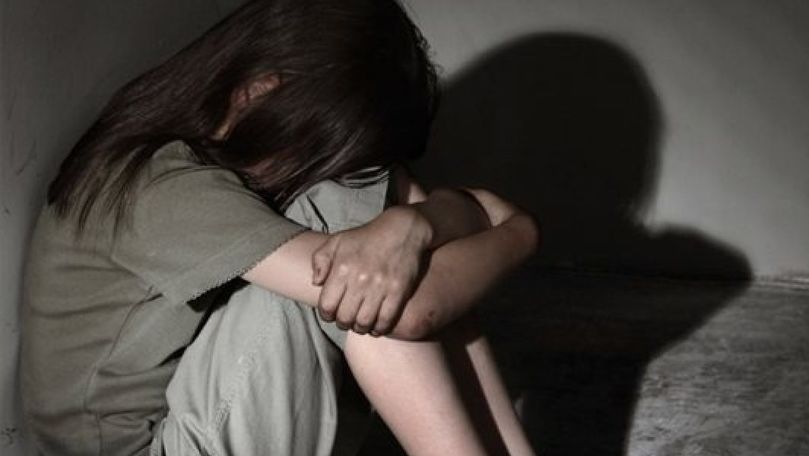 O tânără cu handicap mintal, violată în propria casă de un adolescent