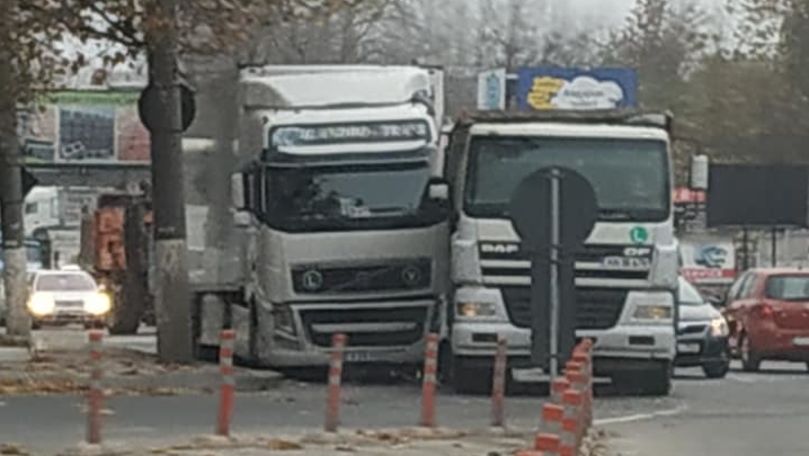 Accident matinal: Două camioane s-au ciocnit în Capitală