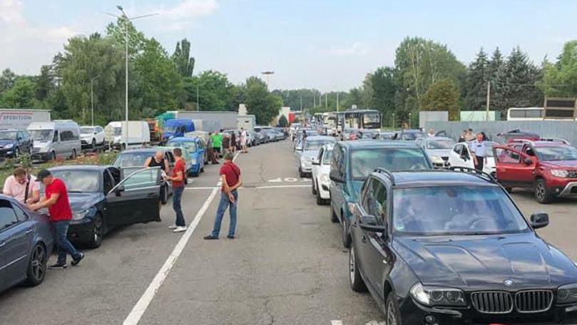 На молдавско-румынской границе огромные очереди. 