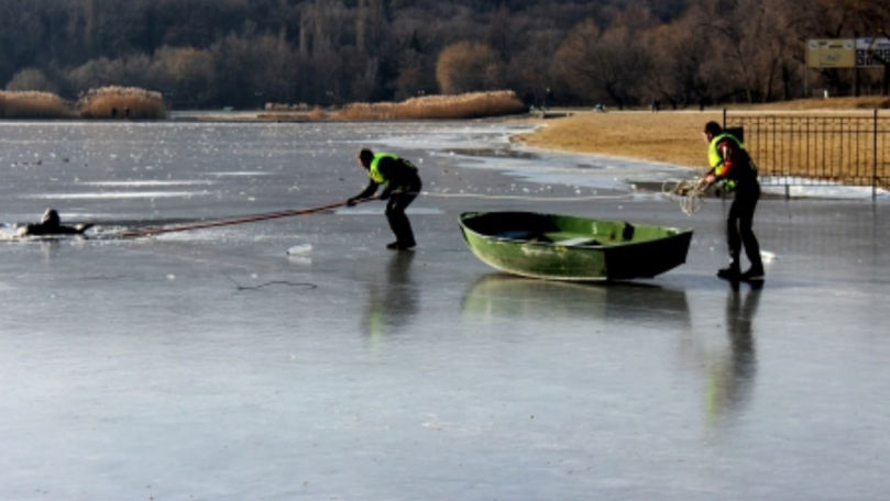 Chișinău: Un minor a murit după ce s-ar fi prăbușit sub gheața unui iaz