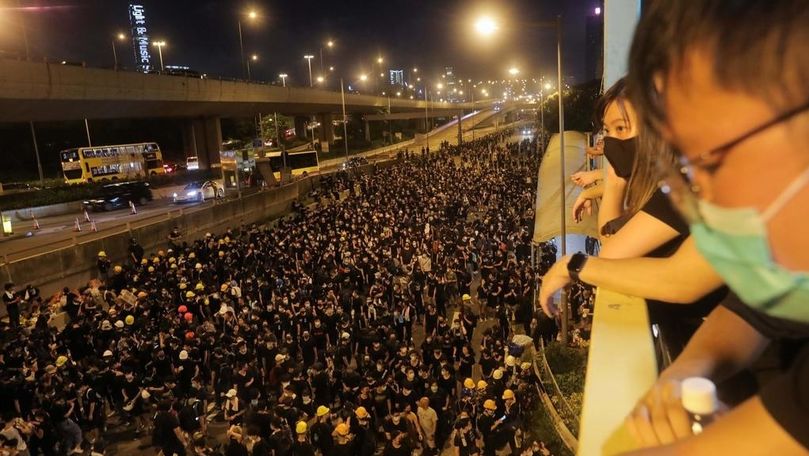 Manifestanții pro-democrație, atacați brutal de bărbați în Hong Kong