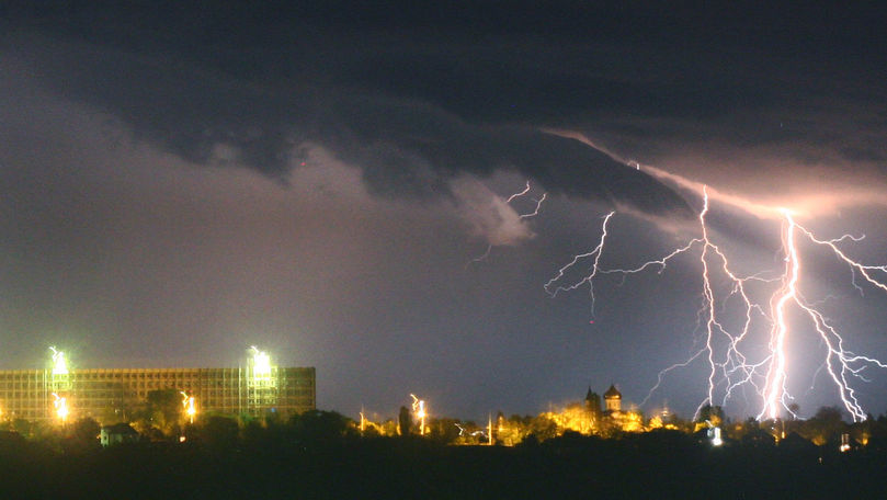 Alertă meteo: Cod Galben de ploi cu fulgere și vijelie. Perioada vizată