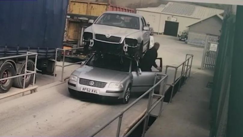 Șofer, surprins cum transportă o mașină deasupra automobilului condus