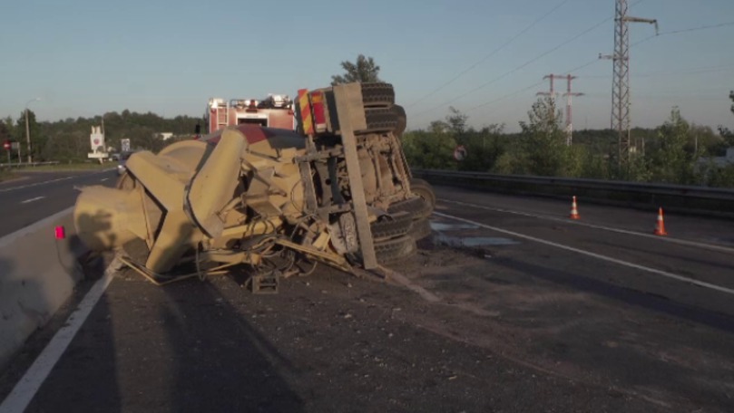Accident în România: O betonieră s-a răsturnat pe un sens de mers