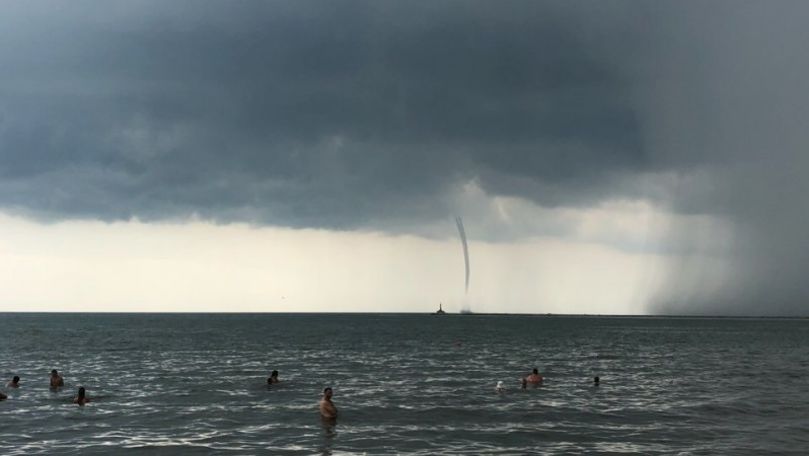O tornadă imensă, filmată lângă o plajă de la Marea Neagră