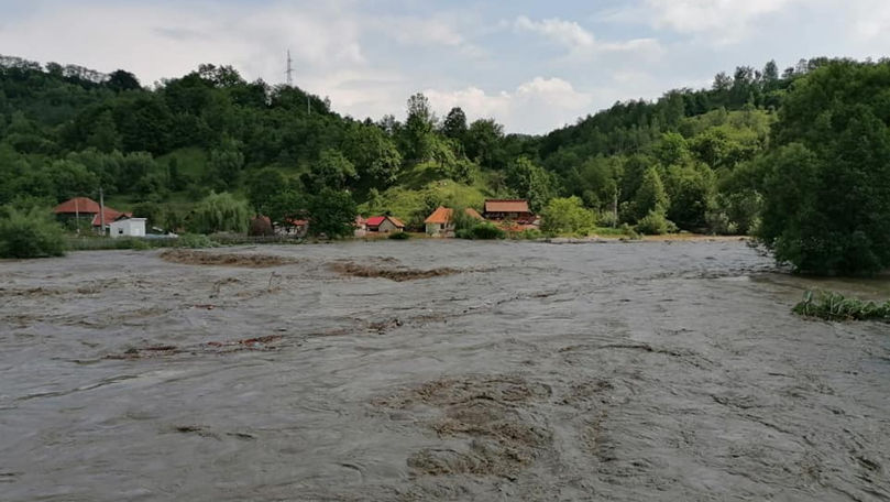 Patru persoane, inclusiv un nou-născut, salvate din calea apelor