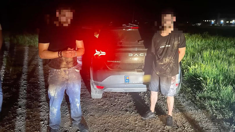 Ar fi furat telefonul și cardul unui tânăr. Trei suspecți, reținuți