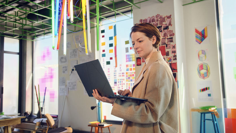 ASUS a lansat cel mai subțire laptop ultraportabil OLED din lume Ⓟ