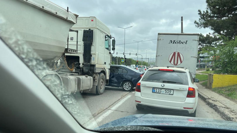 Accident în Capitală: Un camion și un automobil s-au lovit