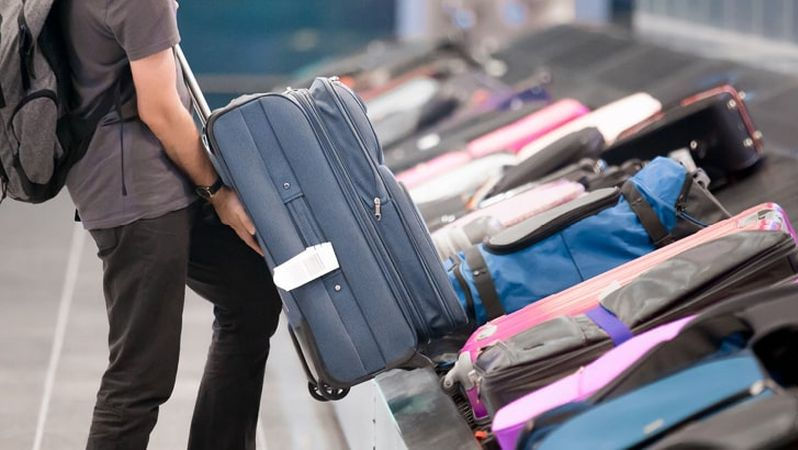 Noi reguli în aeroporturile britanice: Lichidele pot rămâne în bagaj