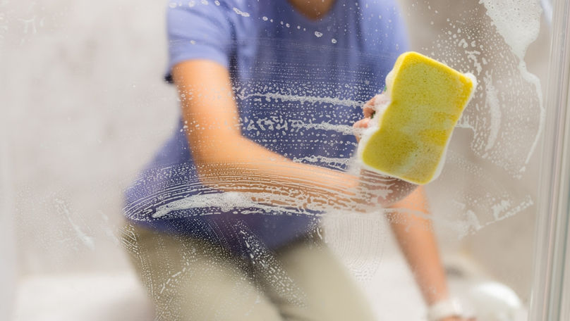 Cum cureți corect ușile de duș din sticlă: Soluții naturale