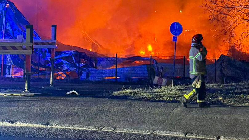 В Финляндии произошел масштабный пожар на автопредприятии: уничтожены десятки авто.