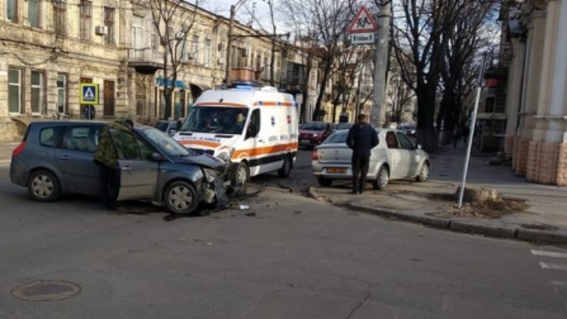 Accident violent în Capitală. O ambulanță s-a lovit cu o mașină