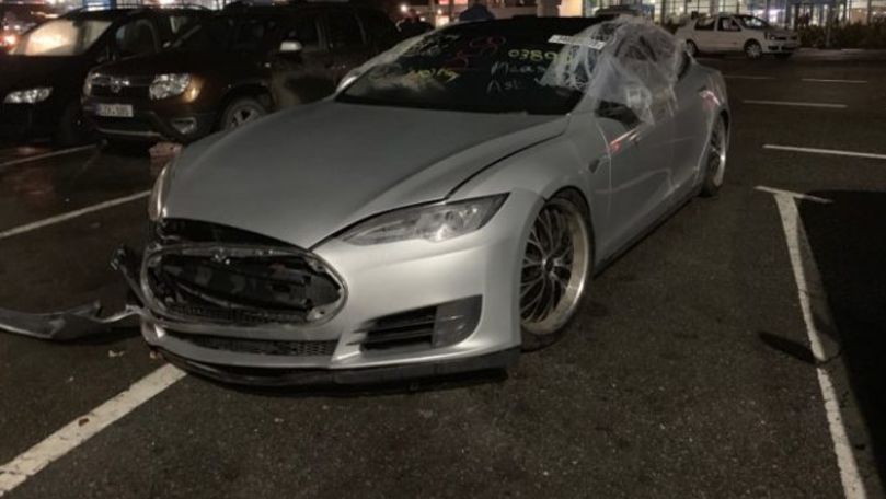 Încă o Tesla Model S accidentată așteaptă importul în Moldova