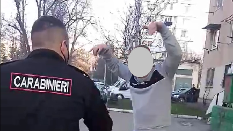 Un bărbat beat a atacat un carabinier cu o foarfecă la Chișinău