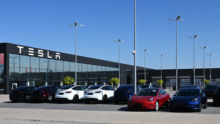 Acțiunile Tesla au scăzut cu peste 2%. Ce așteptări avea compania