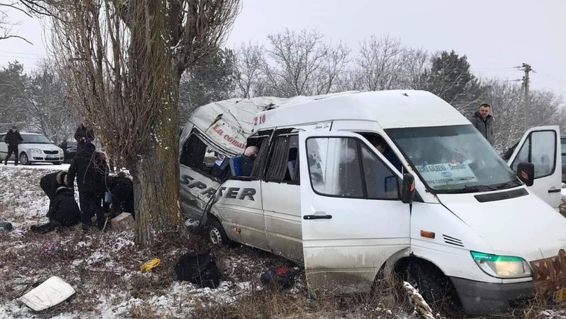 Un microbuz cu pasageri a intrat într-un copac: Un copil a murit