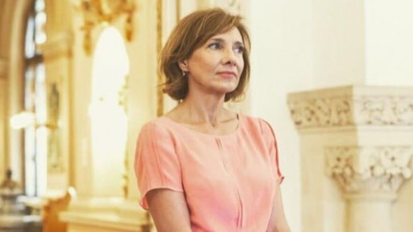 Prima Doamnă a României, cu batic pe cap la audieri