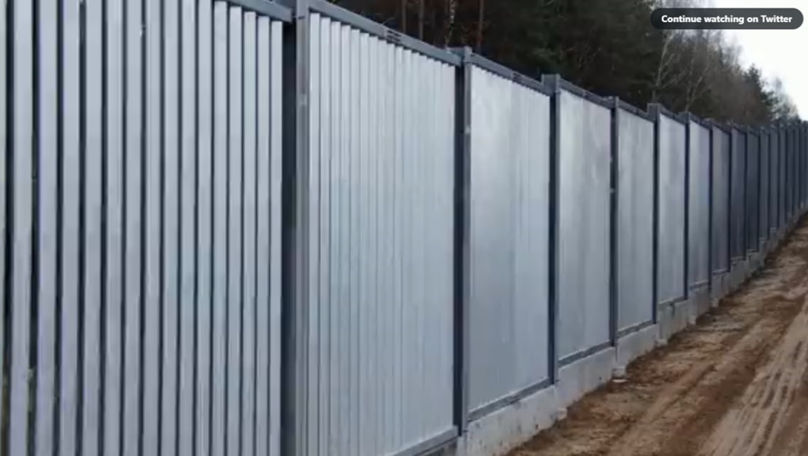 Polonia a construit primii 50 de kilometri de zid la granița cu Belarus