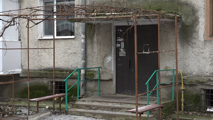 Abandonat în frig: Un prunc, găsit în scara unui bloc din Bălți