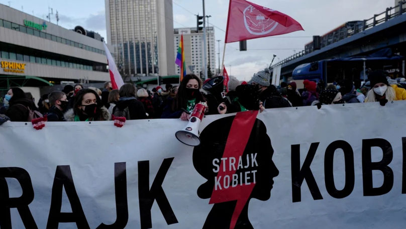 Polonia: Proteste față de legea anti-avort după decesul unei femei