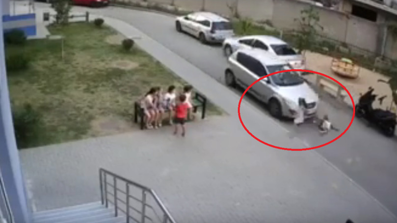 Дети сбитые машинами видео. Машина наехала на девушку. Детей задавала машина. Ребенка сбила машина во дворе.
