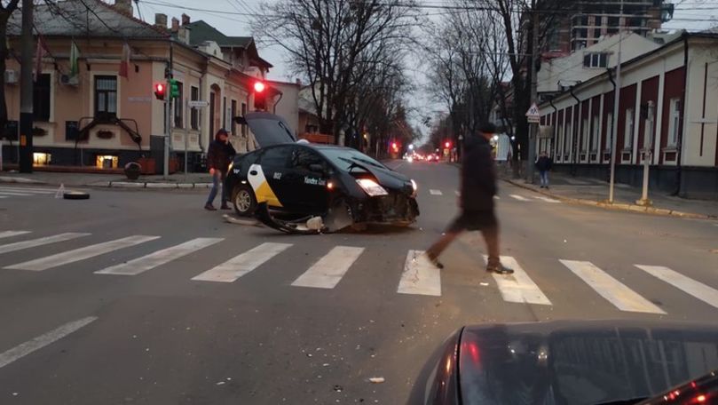 Un taxi a rămas fără o roată după ce s-a tamponat cu o ambulanță