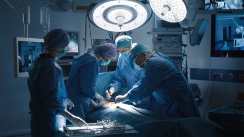 Un chirurg a scos rinichiul sănătos al unei femei, crezând că e tumoare