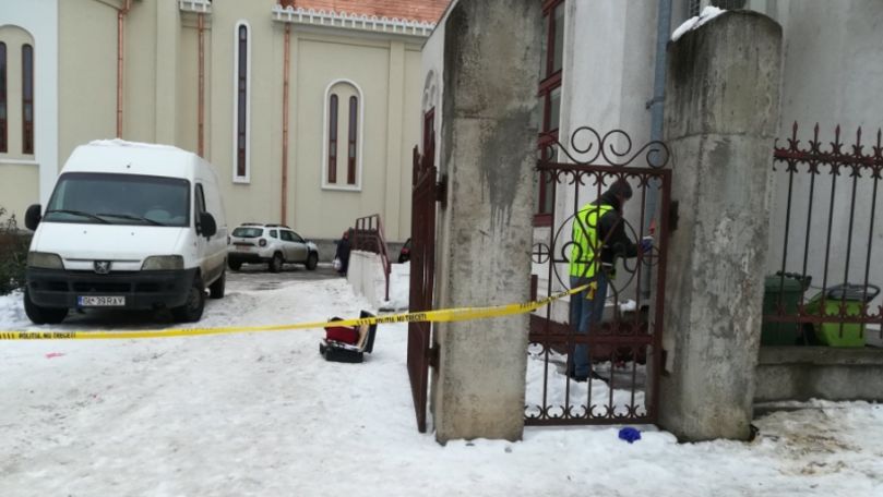 Un bărbat decedat a fost găsit atârnând pe gardul unei biserici