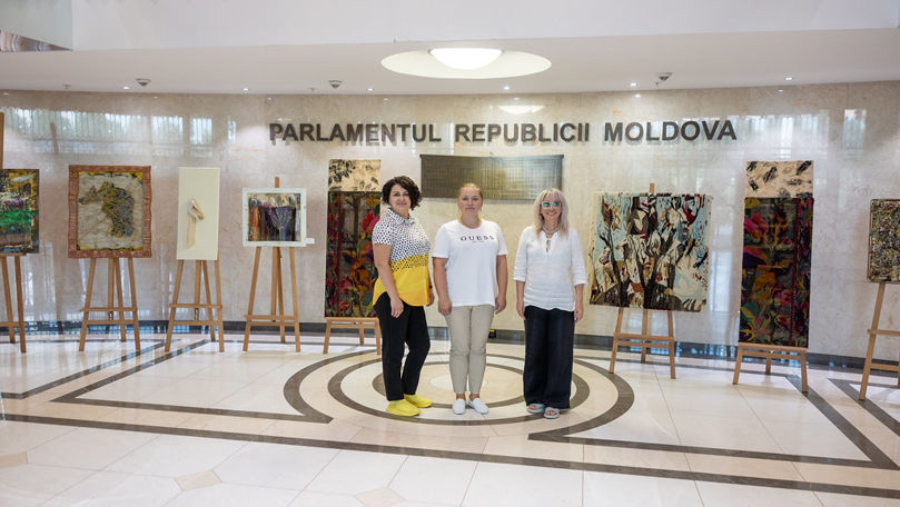 Expoziție la Parlament: Creațiile studenților de la AMTAP, prezentate