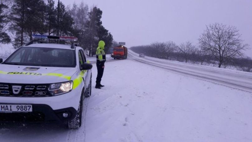 Se circulă în condiţii de iarnă. Poliţia atenţionează şoferii