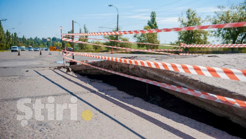 Pericol pe drum: Plăci de beton, ridicate la ieșirea din Chișinău
