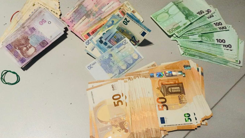 Mii de euro și dolari nedeclarați, depistați în bagajul unei ucrainence