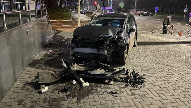 Accident nocturn în Capitală: Două automobile s-au ciocnit violent
